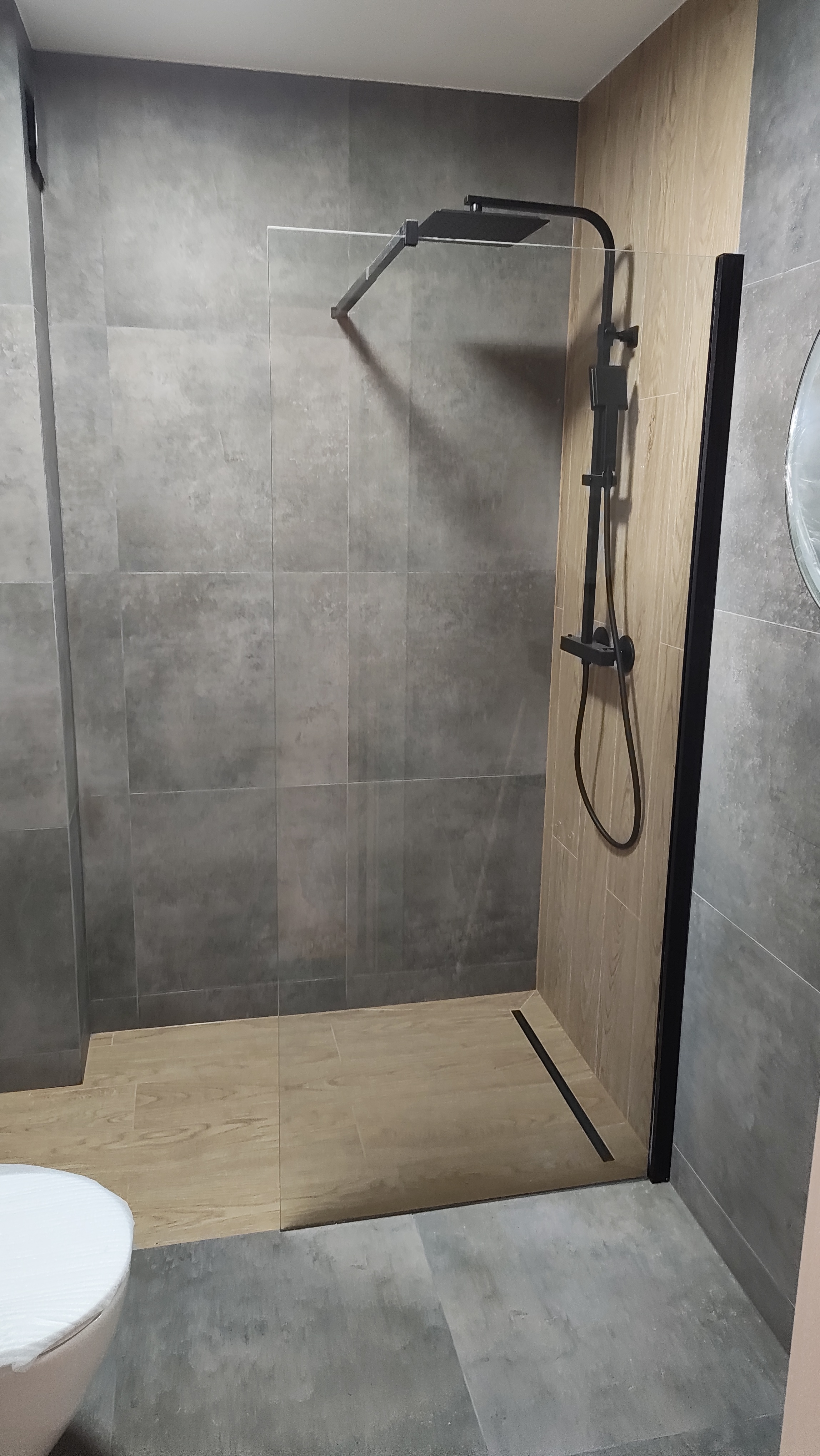 Wykończona łazienka z prysznicem walk-in