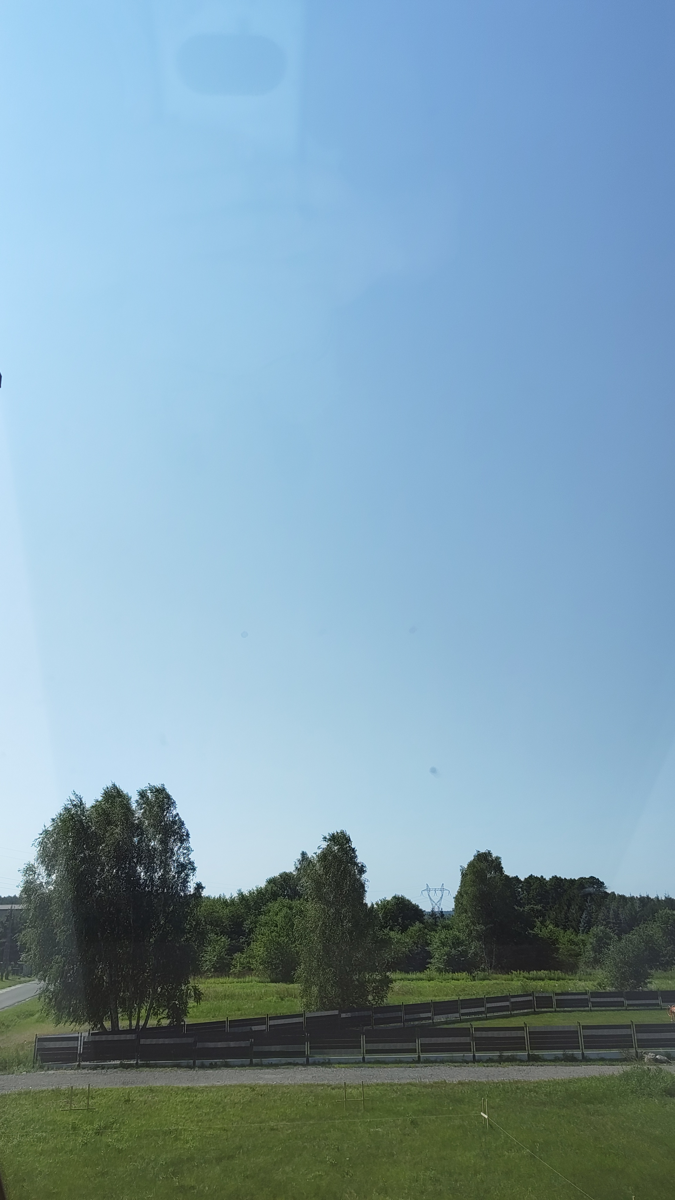 Widok zielonej okolicy z okna domu