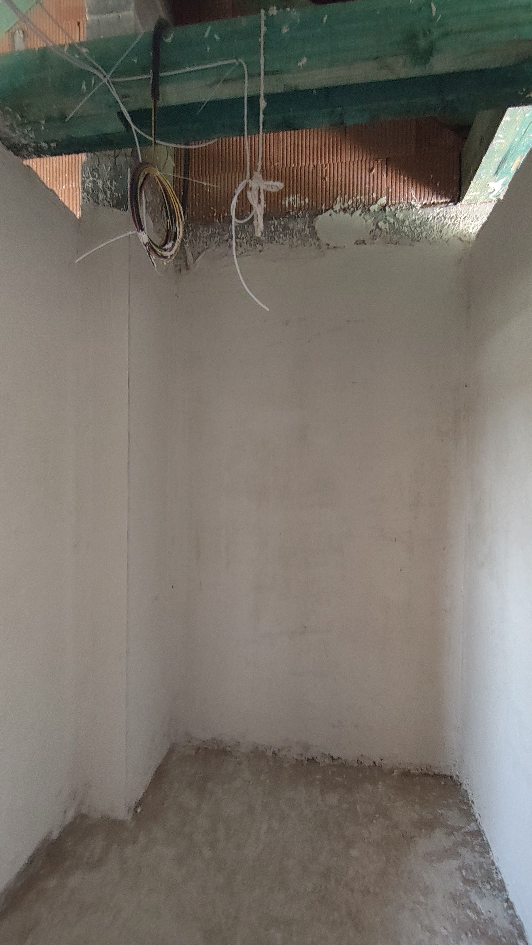 Wnętrze z przygotowaną instalacją elektryczną